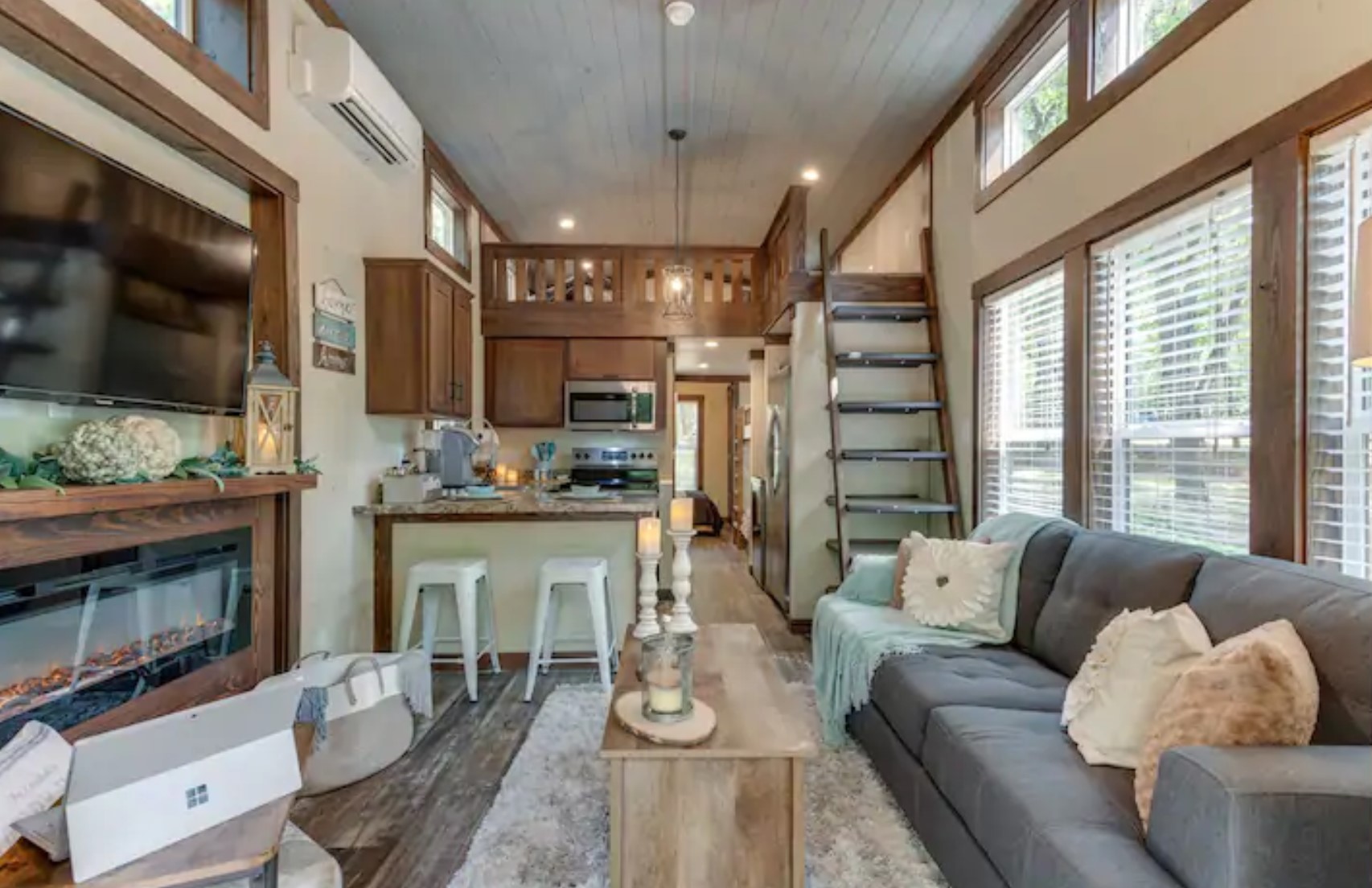 Luxury tiny home minutes from an 85 ft waterfall Monteagle, TN The