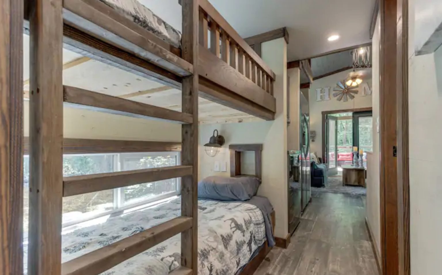 Luxury tiny home minutes from an 85 ft waterfall Monteagle, TN The