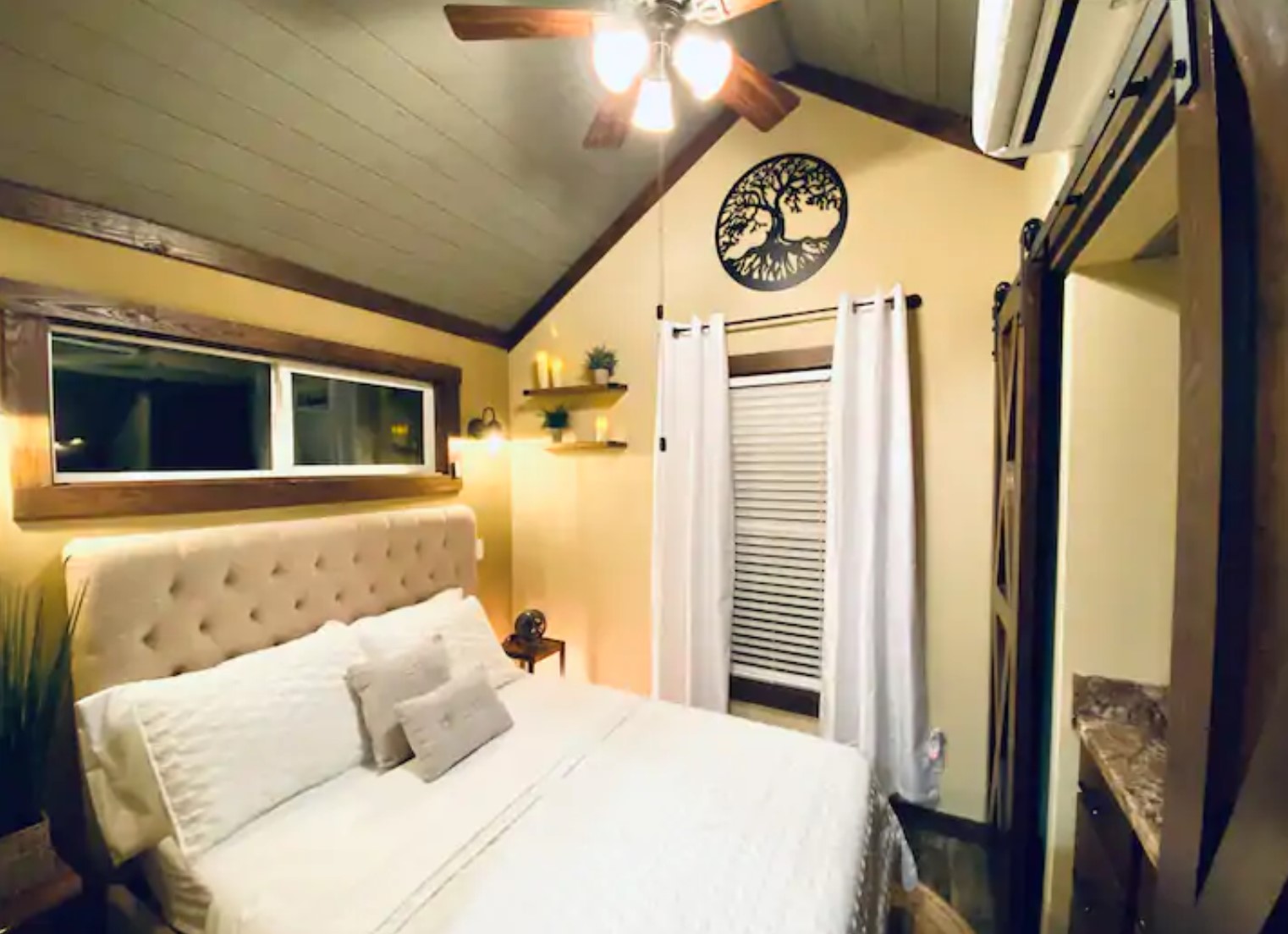 Luxury tiny home minutes from an 85 ft waterfall Monteagle, TN The